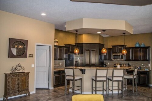 Roulette Retreat by Mesquite Vacation Rentals with Two Primary Suites, Putting Green and $510 in free daily activities