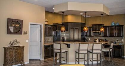 Roulette Retreat by Mesquite Vacation Rentals with Two Primary Suites, Putting Green and $510 in free daily activities