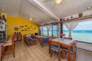 Dining - Fantastic Caribbean views in this beachfront penthouse with AC and WiFi! (Akumal)