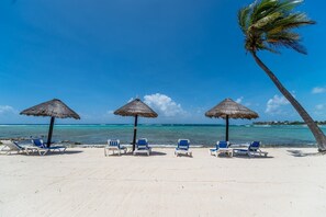 On the beach - Fantastic Caribbean views in this beachfront penthouse with AC and WiFi! (Akumal)