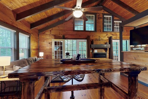 Secluded dog-friendly cabin with screen deck, hot tub & fireplace