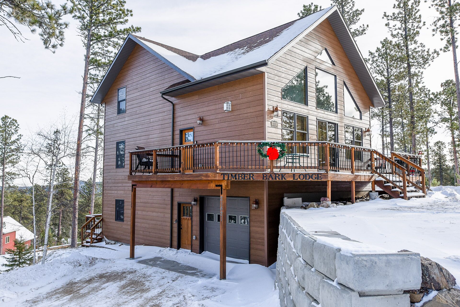 Timber Bark Lodge 4BR Nestled in the Hilltop Pines with Private Hot Tub