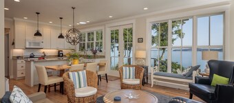 Romslige og lyse hjem ved vannkanten m / fantastisk utsikt over bukten i hele!