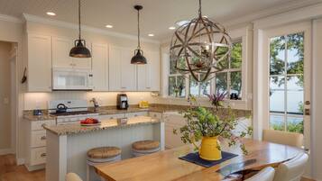 Geladeira, micro-ondas, fogão, cooktop