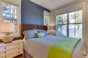 4 bedrooms, iron/ironing board, WiFi, bed sheets