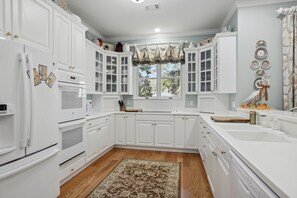 冰箱、微波炉、烤箱、炉灶