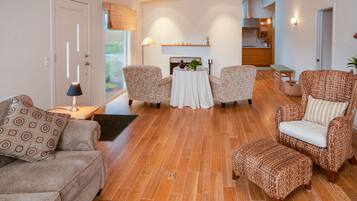 Een televisie, een open haard, een dvd-speler en een stereo