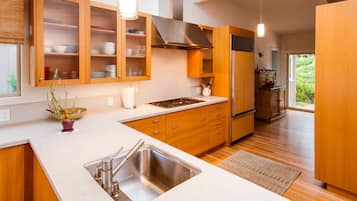 Een koelkast, een magnetron, een oven, een kookplaat