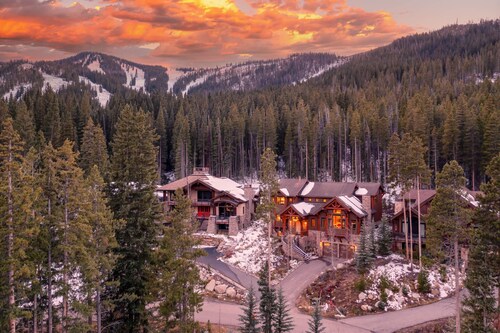 Bridger's Cache Ski Lodge | Spacious Ski Chalet | Sleeps 18 | Private Hot Tub