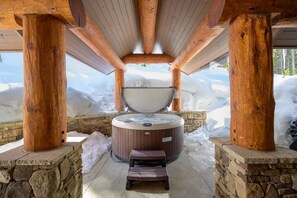 Outdoor spa tub - Bridger's Cache Ski Lodge | Spacious Ski Chalet | Sleeps 18 | Private Hot Tub (Winter Park)