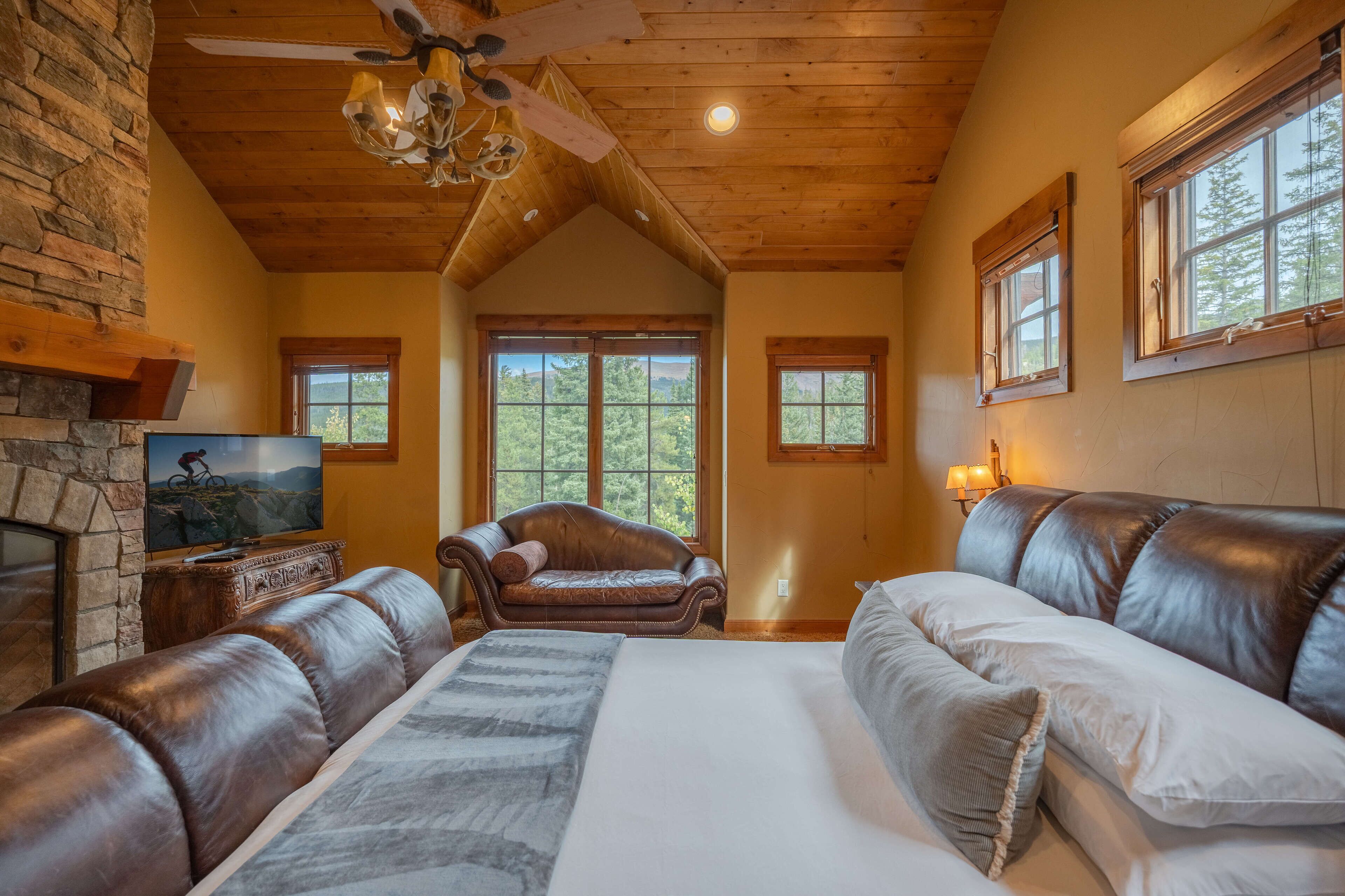 Bridger's Cache Ski Lodge | Spacious Chalet | Sleeps 18 | Private