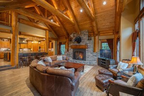 Smart-tv, eldstad, dvd-spelare och en stereo