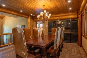 Dining - Bridger's Cache Ski Lodge | Spacious Ski Chalet | Sleeps 18 | Private Hot Tub (Winter Park)
