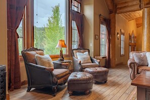 Smart-tv, eldstad, dvd-spelare och en stereo