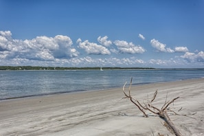 On the beach - 1905 S. Beach Club | Stunning 3 Bedroom | Sound Views | Open Floor Plan (Hilton Head Island)