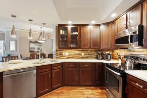 Frigorifero, microonde, forno, piano cottura