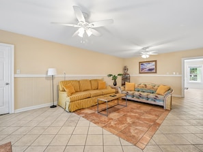Lower Level Family Room - Lazy Dayz | Pet Friendly, Great for Large Groups! (Tybee Island)