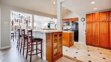 KĂŒhlschrank, Mikrowelle, Ofen, Herdplatte