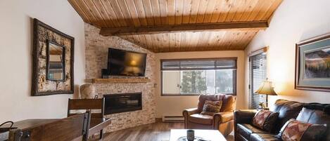 TV, peis, DVD-spiller og kontorer