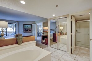 Combined shower/tub, hair dryer, towels
