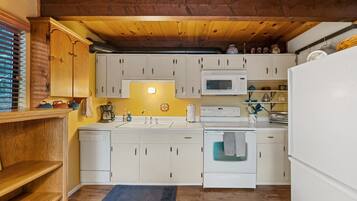 Een koelkast, een magnetron, een oven, een kookplaat