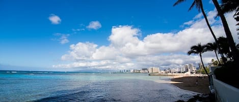 På stranden