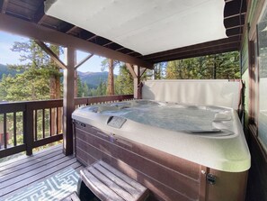 Outdoor spa tub - Free SkyCard Act - Mtn Cabin, Private Hot Tub, Quandary Mtn Views-Gasthaus Breck (Breckenridge)