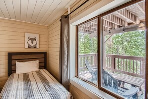 5 bedrooms, iron/ironing board, free WiFi, bed sheets