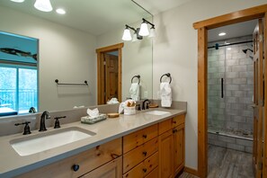 Combined shower/tub, jetted tub, free toiletries, hair dryer - Powderhorn Penthouse Slopeview Condo: Views, Easy Slope/Town Access (Breckenridge)