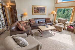 Een televisie en een open haard