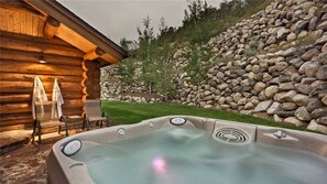 Outdoor spa tub - Panorama Lodge South (Steamboat Springs)