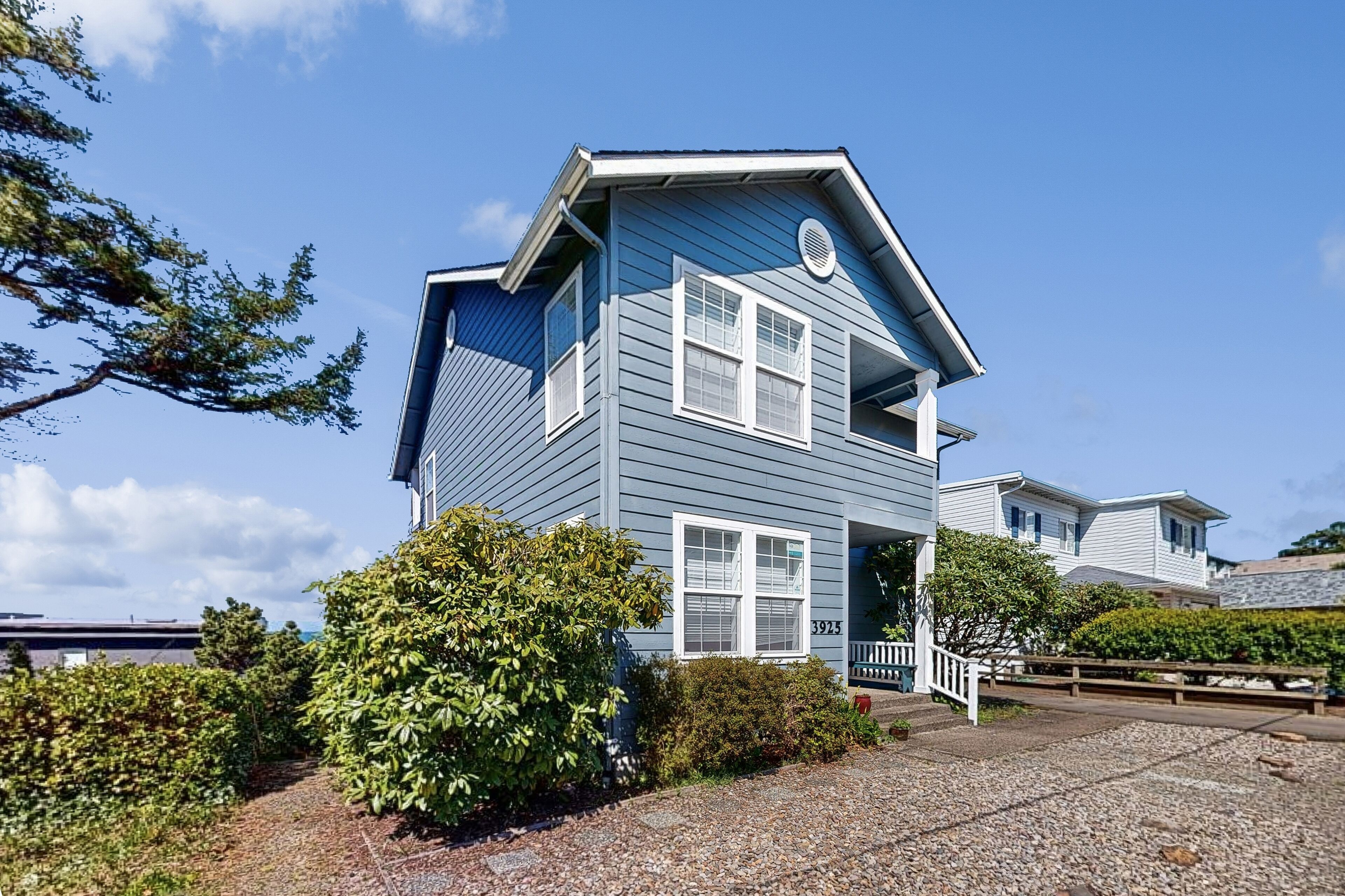 Spacious House with Ocean Views & Three Decks - Close to Town & Walk to Beach
