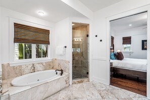Combined shower/tub, hair dryer, towels