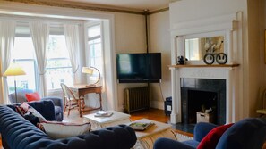 TV, DVD player, books - Aurora Escape: "Spectacular Design Awaits You!" (Aurora)