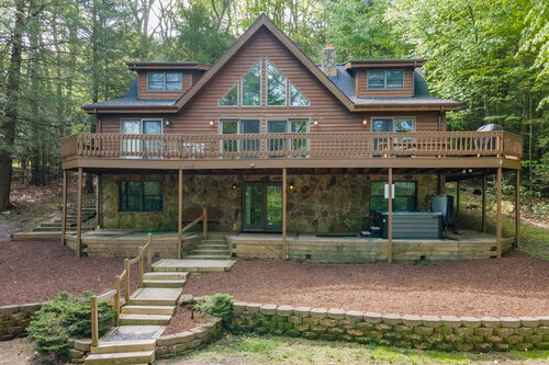 Deep Creek Dog Friendly Cabin w/ Dock & Fireplace