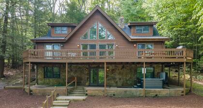 Deep Creek Dog Friendly Cabin w/ Dock & Fireplace