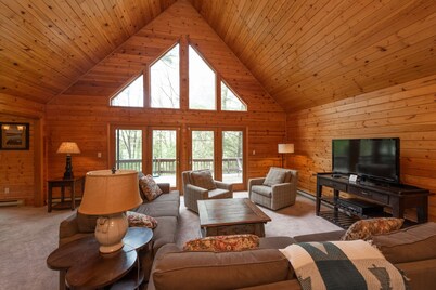 Deep Creek Dog Friendly Cabin w/ Dock & Fireplace