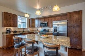 Køleskab, mikrobølgeovn, ovn, kogeplade