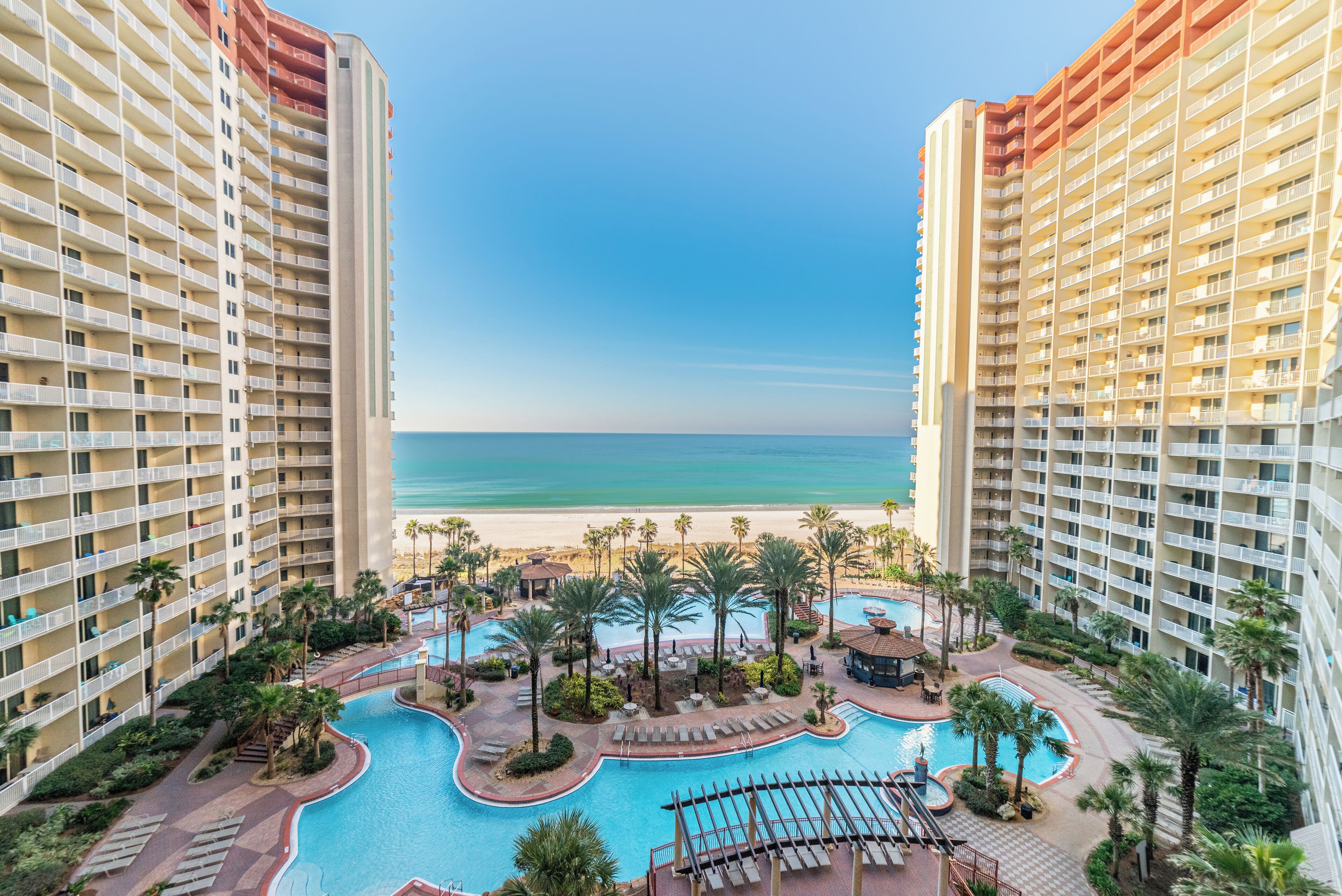 Innendørsbasseng og et oppvarmet basseng