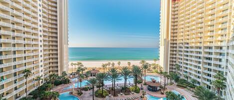 Innendørsbasseng og et oppvarmet basseng