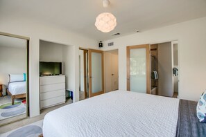 3 bedrooms, desk, iron/ironing board, travel cot