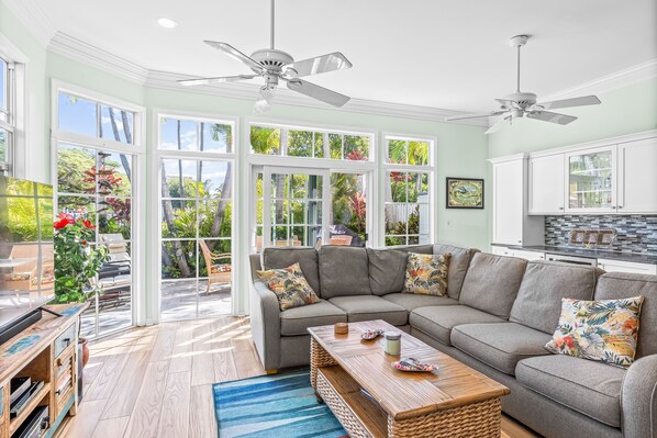 TV, DVD player, stereo - Elegant home with with patio & community pool - walk to beaches & Duval Street (Key West)
