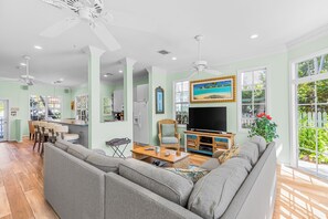 TV, DVD player, stereo - Elegant home with with patio & community pool - walk to beaches & Duval Street (Key West)