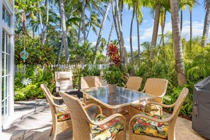 Outdoor dining - Elegant home with with patio & community pool - walk to beaches & Duval Street (Key West)
