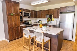 冷蔵庫、電子レンジ、オーブン、コンロ