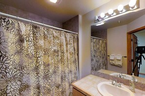 Amenidades de baño gratuitas, secadora de cabello, toallas 