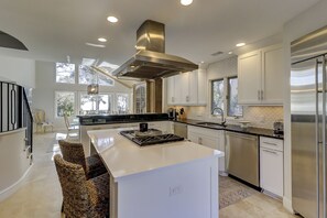 ثلاجة، ميكروويف، فرن، موقد طهي مسطح