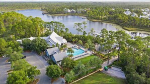 Luchtbeeld van een resort met een groot meer, een zwembad en een golfbaan.
