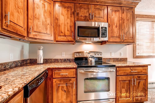 A Downtown Breck Oasis. Enjoy Convenience with Onsite Pool sh15