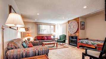 Télévision, cheminée